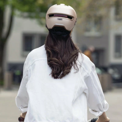 Casque Abus HUD-Y Ace Champagne Gold Avec Feu Pour Vélo En Ville 7 Casque Abus HUD-Y Ace Champagne Gold Avec Feu Pour Vélo En Ville – Image 5