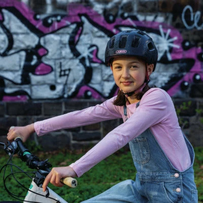 Casque Vélo Enfant Youn-I 2.0 Abus Noir Fleuri 7 Casque Vélo Enfant Youn-I 2.0 Abus Noir Fleuri – Image 5